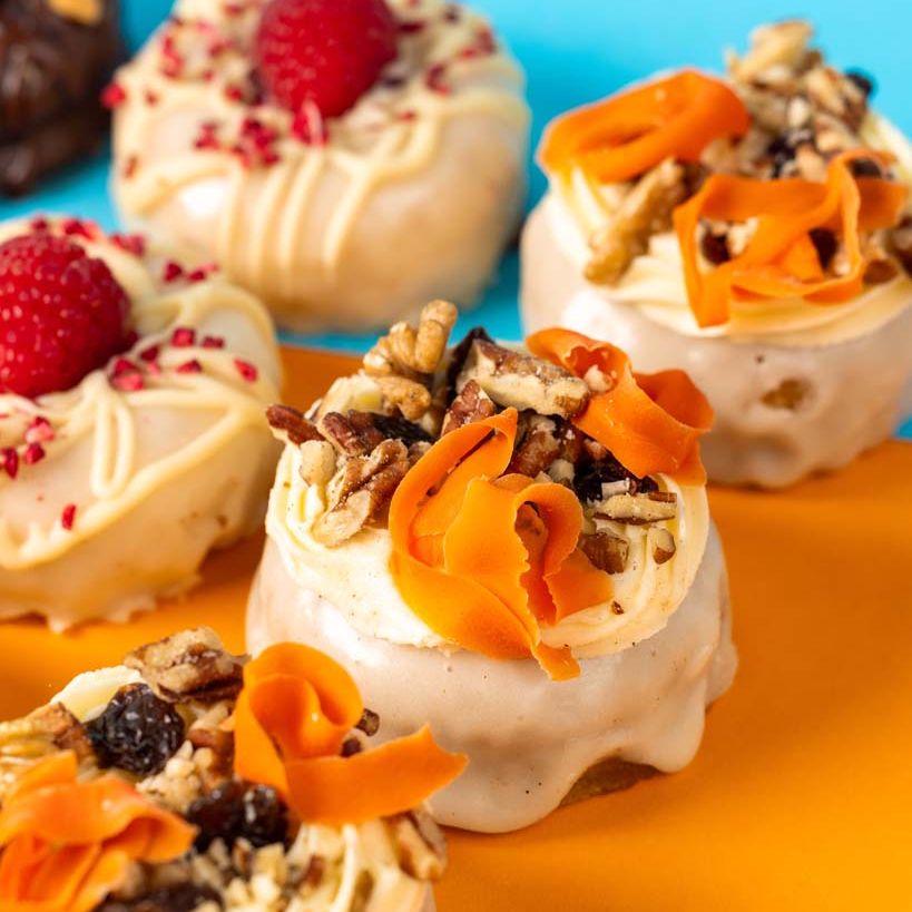 "Baked All-Stars" glutenfreundliche Mini-Kuchen-Donut Geschenkbox (12 Stück)