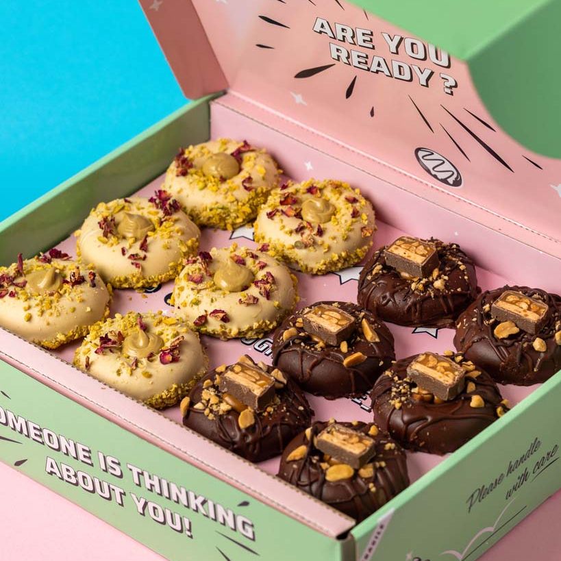 "Caja de regalo de mini rosquillas de chocolate y pistacho sin gluten (12 unidades)