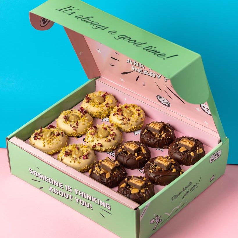 "Caja de regalo de mini rosquillas de chocolate y pistacho sin gluten (12 unidades)