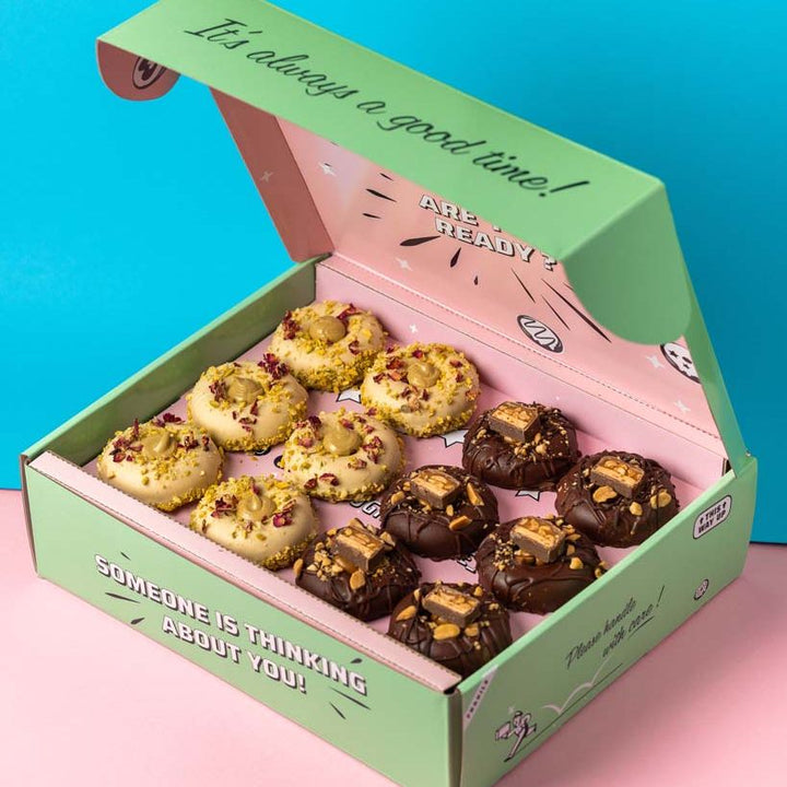"Caja de regalo de mini rosquillas de chocolate y pistacho sin gluten (12 unidades)