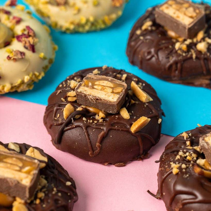 "Caja de regalo de mini rosquillas de chocolate y pistacho sin gluten (12 unidades)