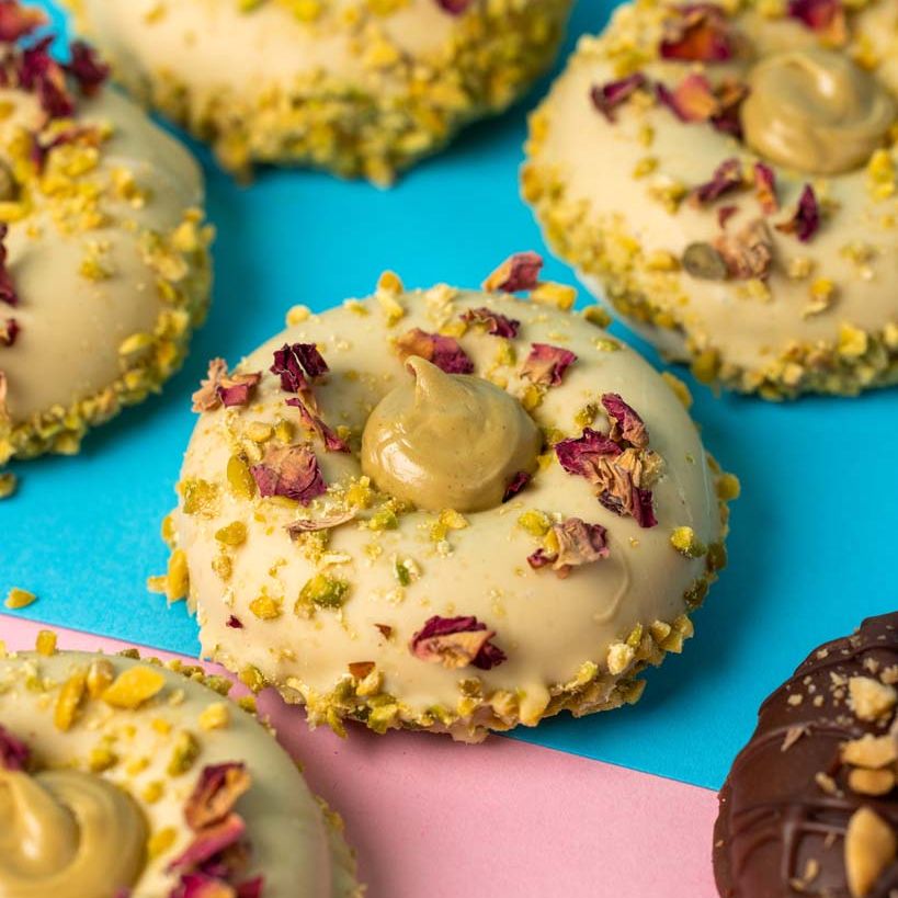 "Caja de regalo de mini rosquillas de chocolate y pistacho sin gluten (12 unidades)